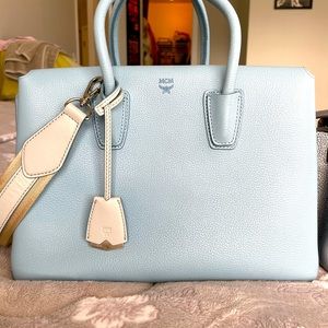 I really love this bag. Good quality, gentle used.